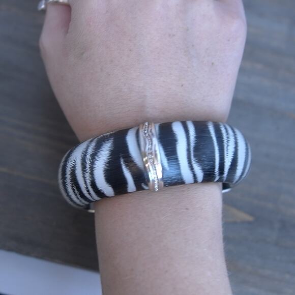 Brighton Trinity Chunky Zebra Bangle Bracelet Acrylic Black White Statement Wide - Picture 5 of 5
